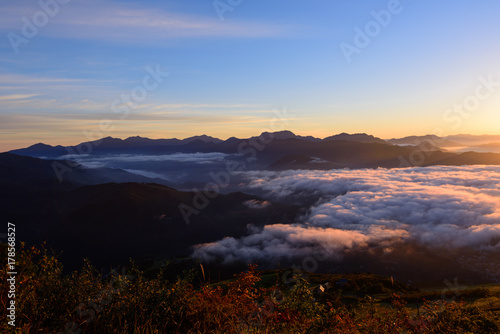 長野 戸隠連峰から上る朝日 北アルプス・八方尾根からの眺め