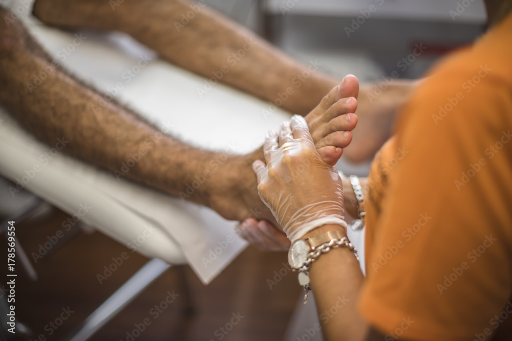 Obraz premium medico podologo cura piede paziente 