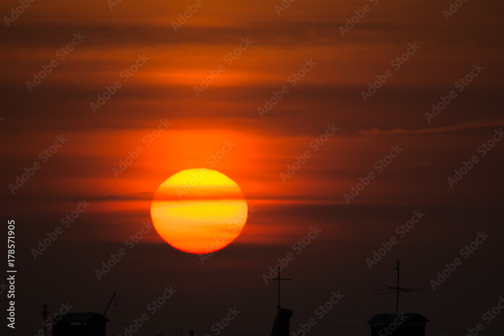 Obraz premium huge yellow sun rises