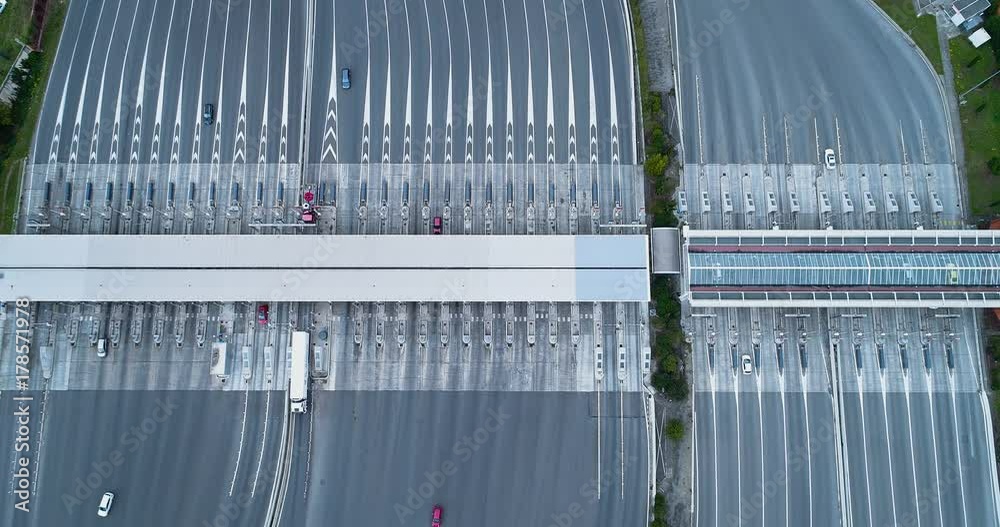 Vue aérienne avec un drone d'un péage sur une autoroute en France 