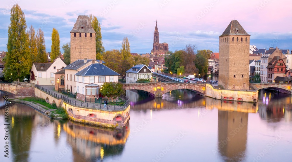 Fototapeta premium Panorama Strasburga z katedrą, Alzacja, Francja