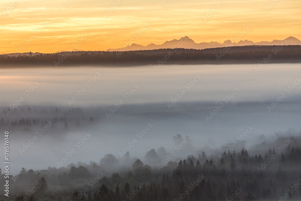 Blick über die Nebelschleier auf die bayrischen Alpen im Morgenlicht