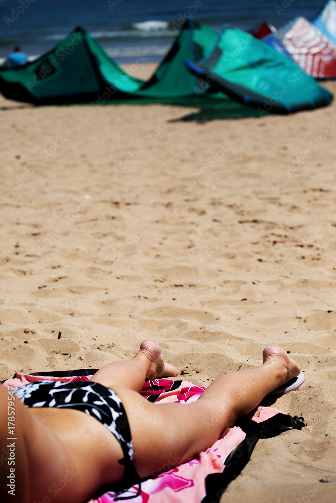 plage et spot de kitesurf femme en maillot de bain soleil et paréo Photos |  Adobe Stock