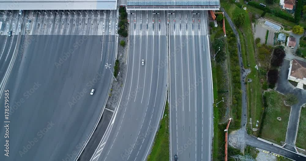 Panorama d'un péage sur une autoroute, beaucoup de routes et de voitures, trafic fluide - France