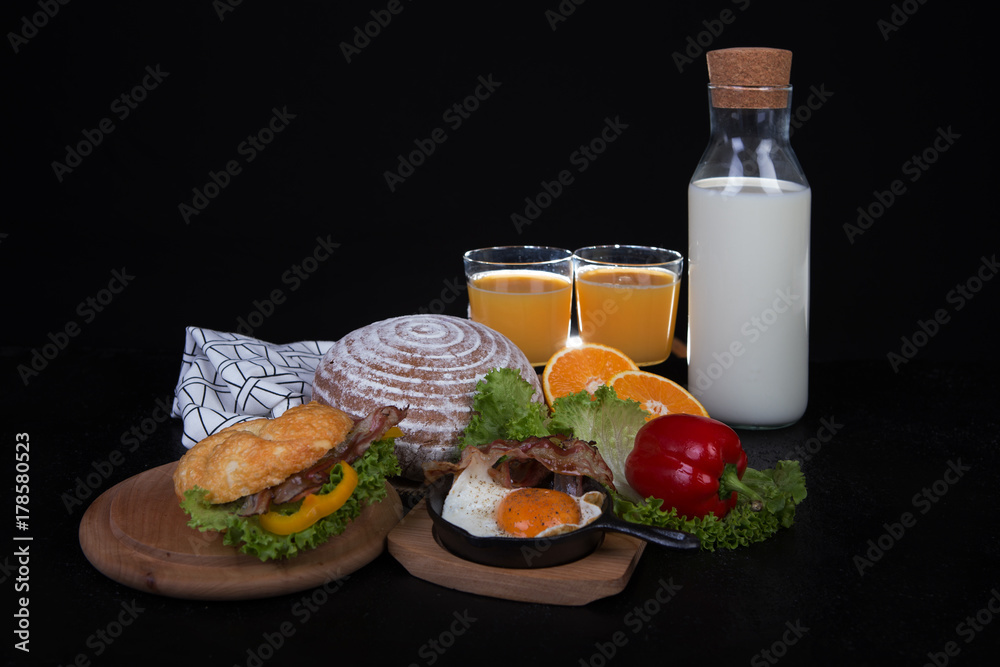 Frühstückstisch - Brunch auf schwarzem Hintergrund
