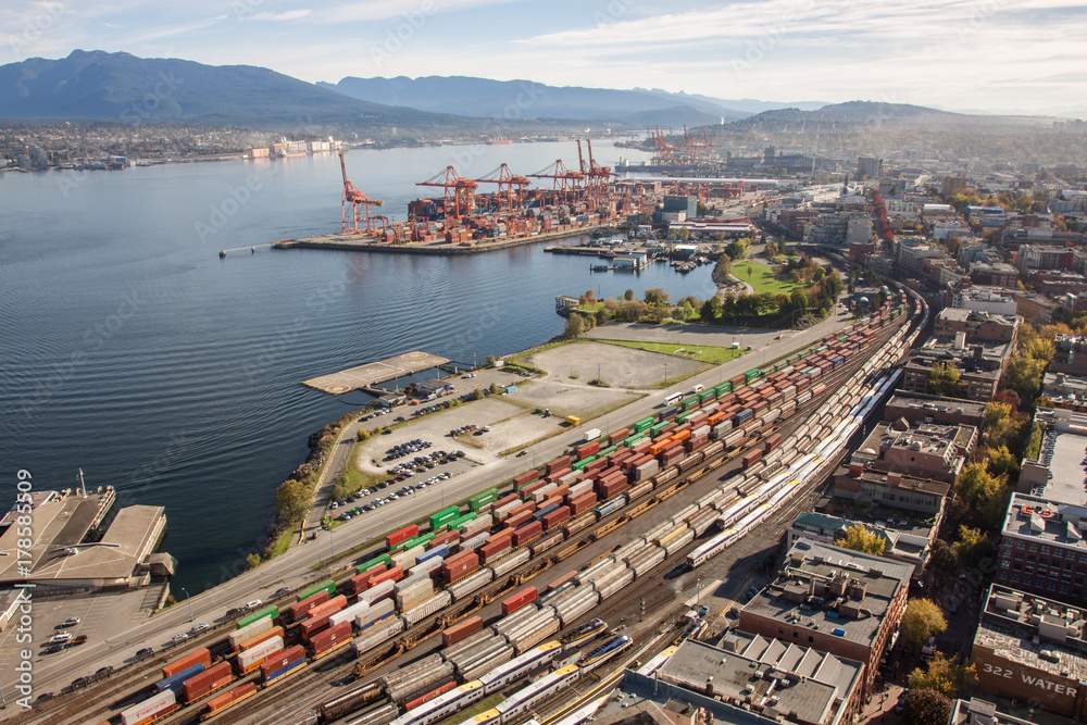 Fototapeta premium Vancouver verlade und belade Industriehafen von oben. Fotografiert vom Harbour Tower.