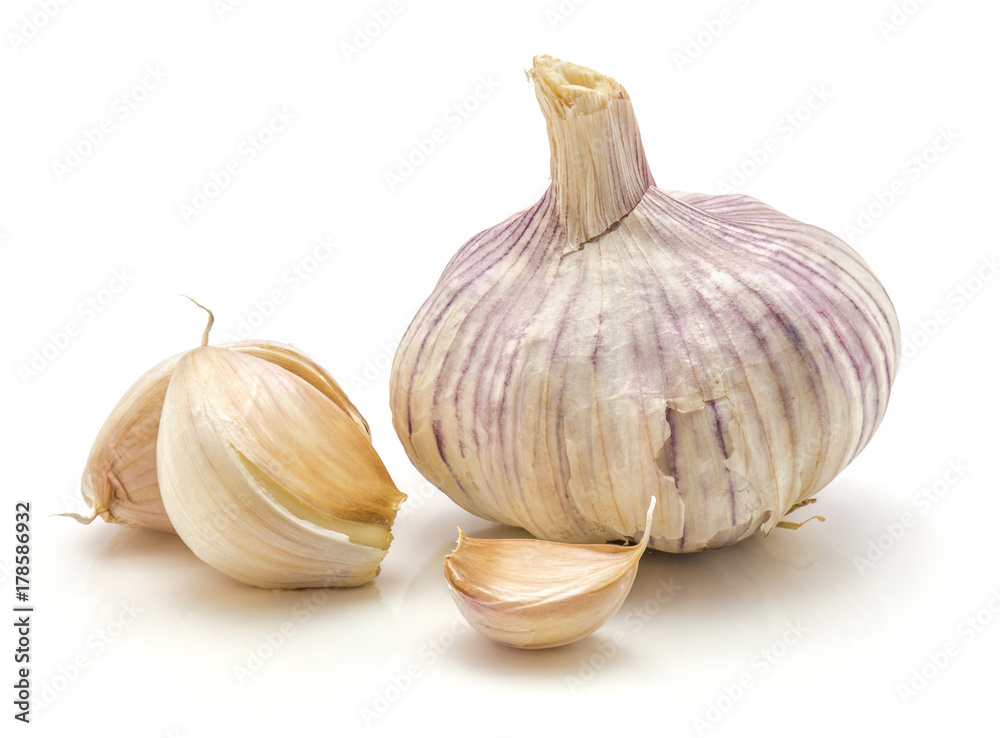 Obraz premium One whole garlic bulb, three cloves, isolated on white background