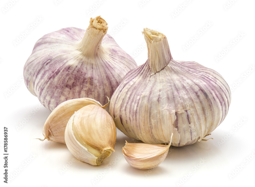 Obraz premium Two whole garlic bulbs, three cloves, isolated on white background