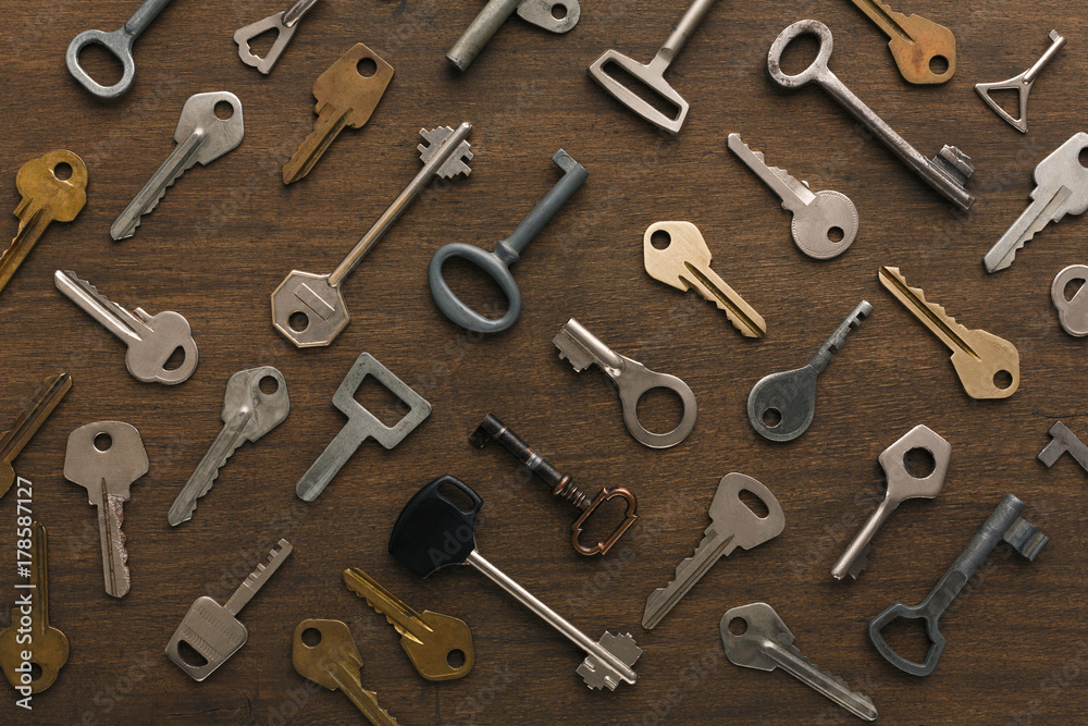 Fototapeta premium Many different keys on wood
