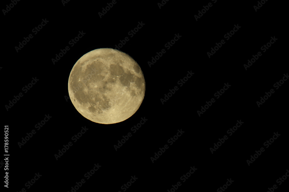 Der Mond am Nachthimmel mit Teleobjektiv Der Mond am Nachthimmel mit Teleobjektiv