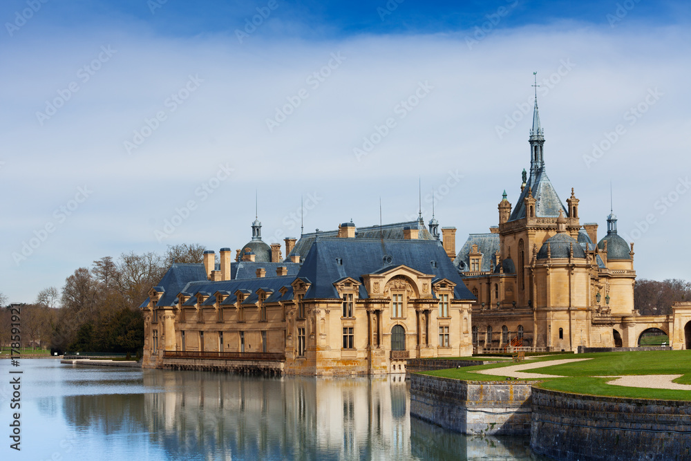 Fototapeta premium Fairytale Chateau de Chantilly at sunny day