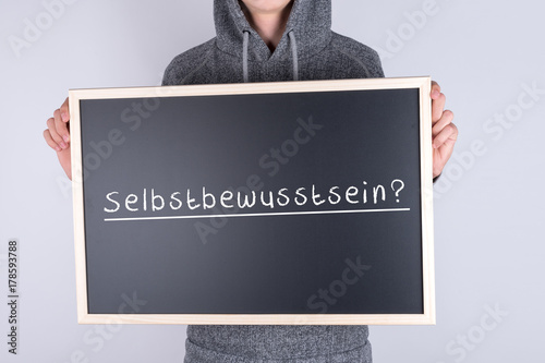 Schüler mit Schild Selbstbewusstsein photo