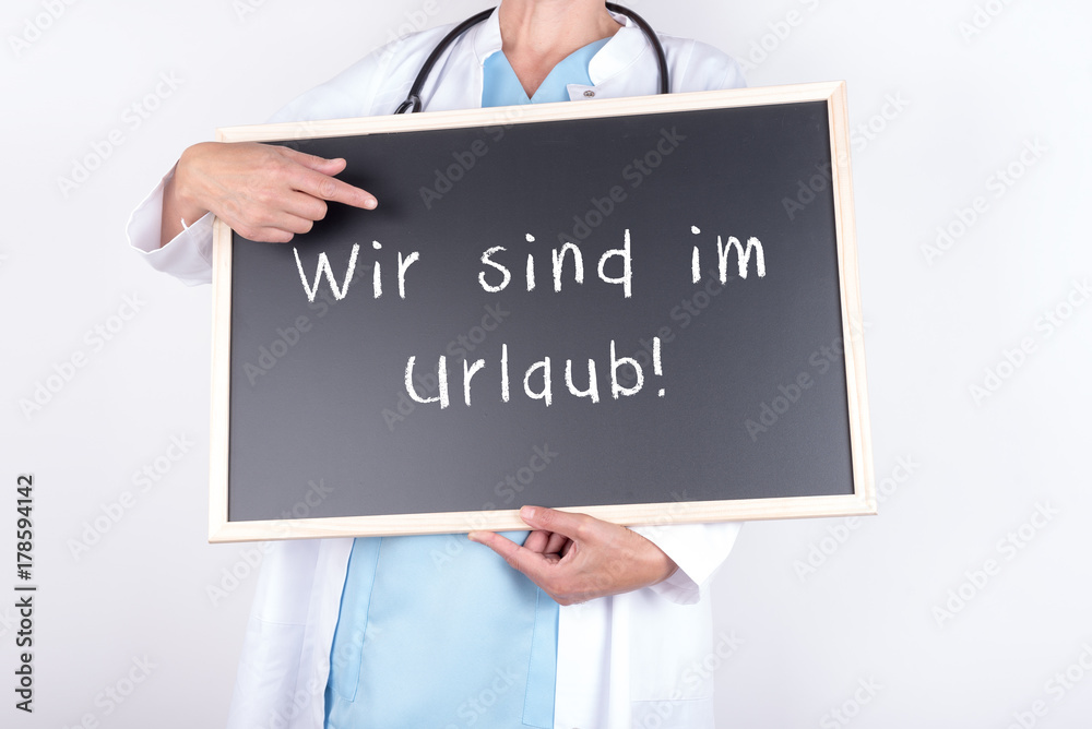 Arzt mit Tafel Wir sind im Urlaub Arzt mit Tafel Wir sind im Urlaub