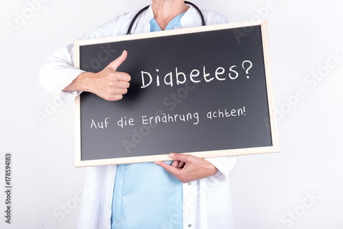 Arzt mit Schild Diabetes und Ernährung