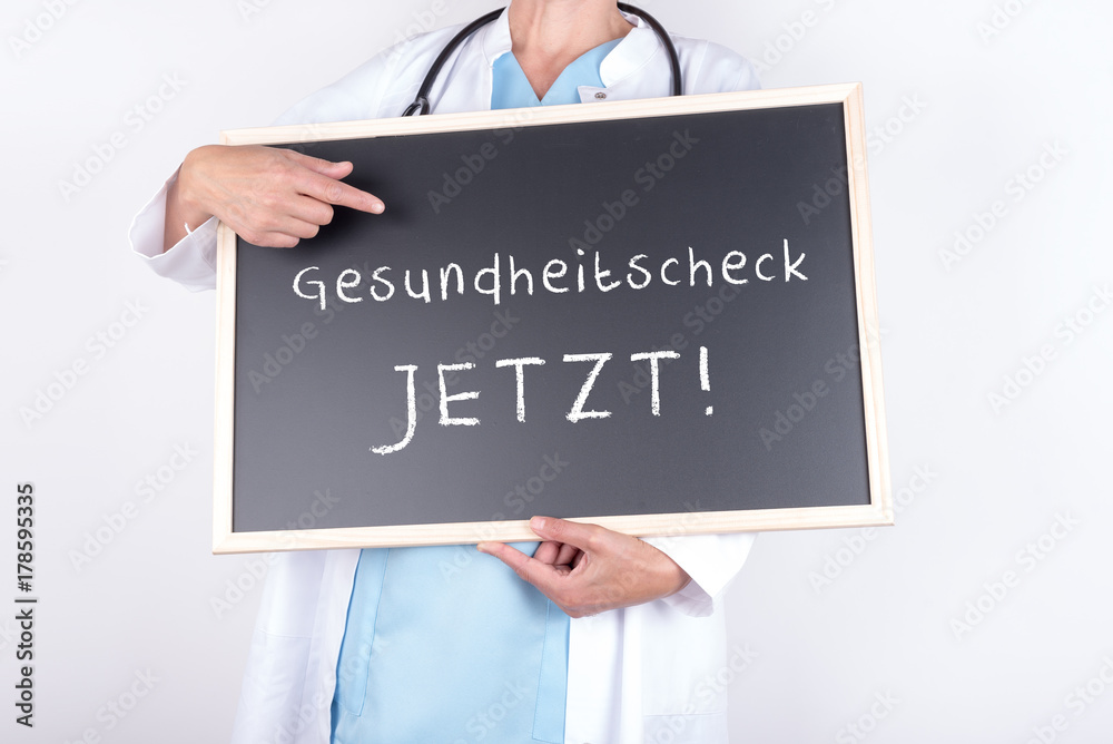 Arzt mit Schild Gesundheitscheck jetzt Arzt mit Schild Gesundheitscheck jetzt