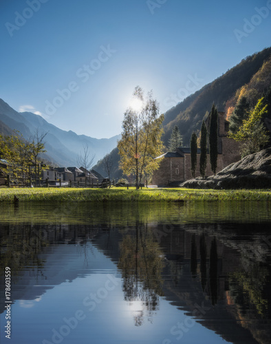 Village de montagne se reflète sur le lac
