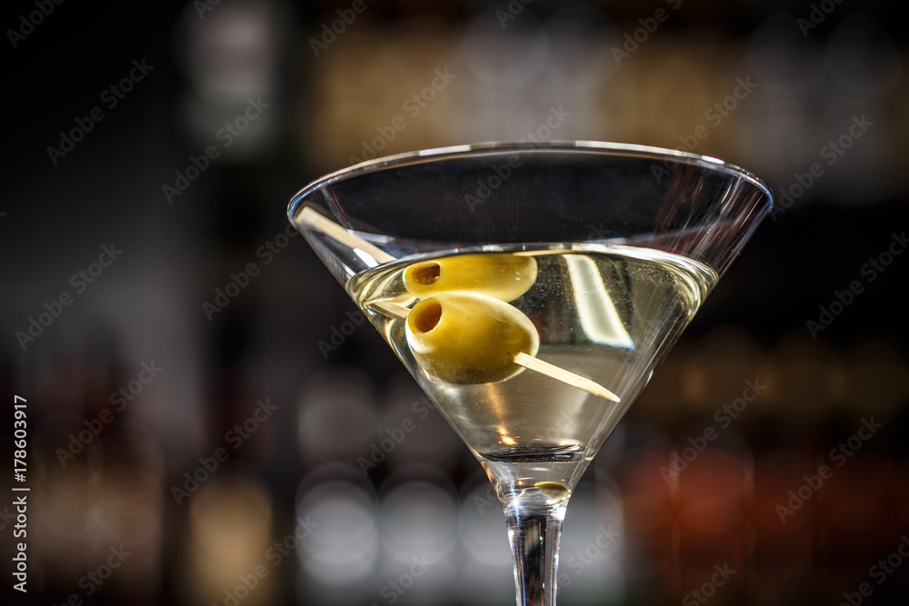 Martini cocktail with green olives - obrazy, fototapety, plakaty 