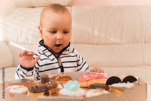 Fotografía He is suprised with donuts