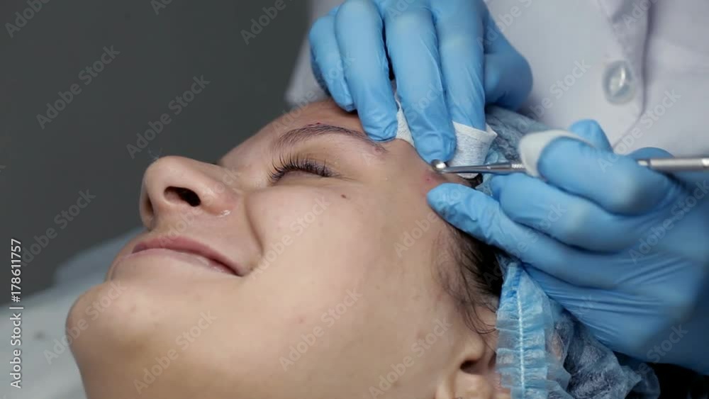 In the beauty salon the beautician makes the client a mechanical face cleaning In the beauty salon the beautician makes the client a mechanical face cleaning