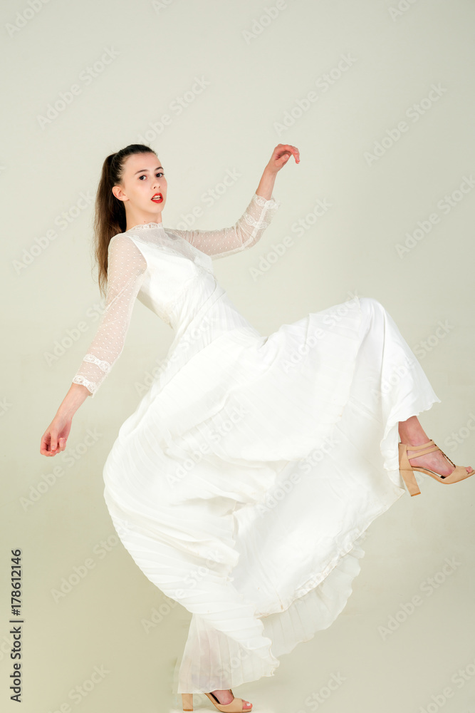 Naklejka premium Woman with long brunette hair and red lips.