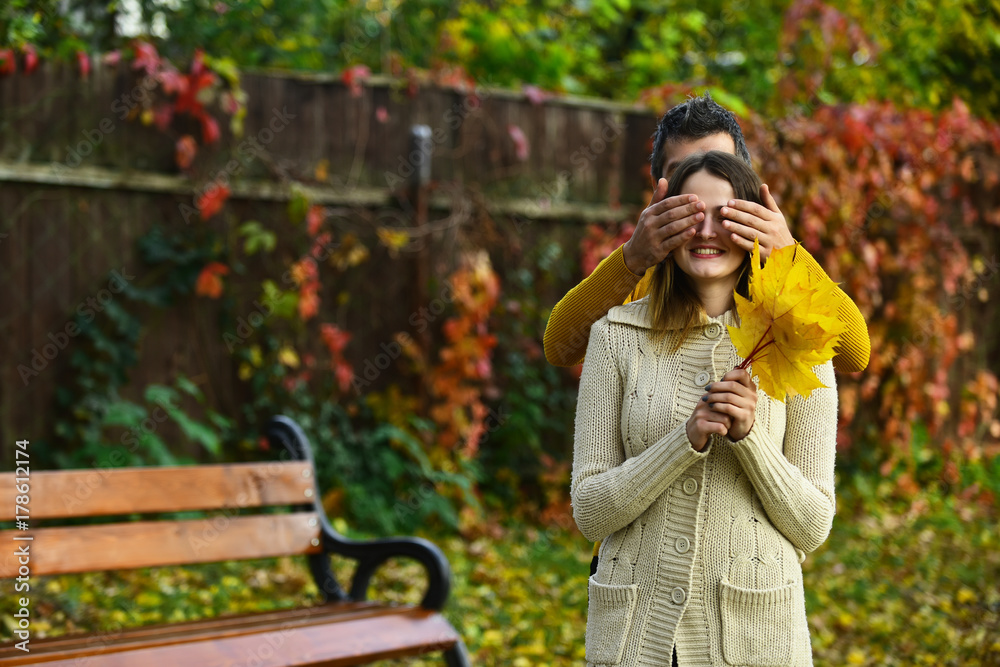 Naklejka premium Man and woman with yellow tree leaves.