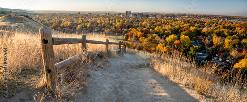 Obraz na plátně Foot path leads through the foothills over Boise Idaho in the fall