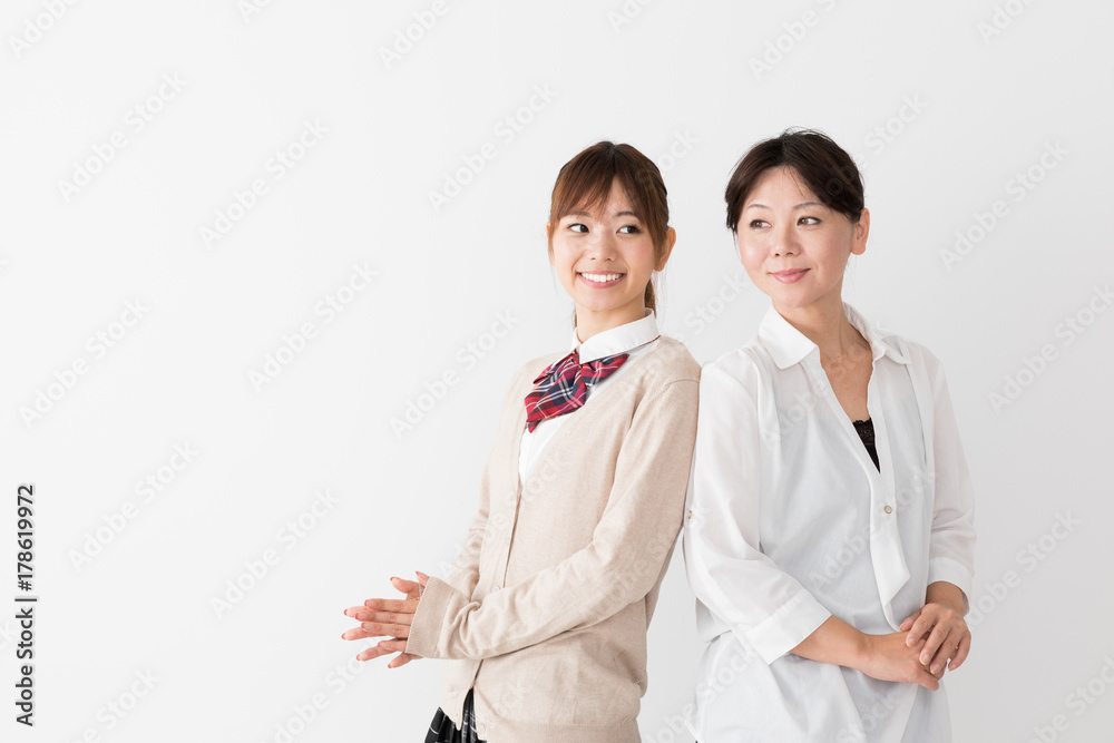 背中合わせの親子 背中合わせの親子