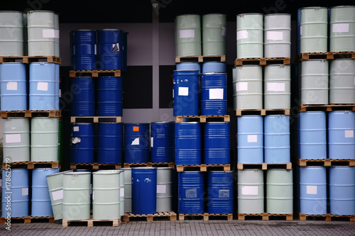 Giftabfälle Chemiefabrik  / Die Lagerung von Giftabfällen und Chemikalien in Blechtonnen auf dem Werksgelände einer Chemiefabrik.