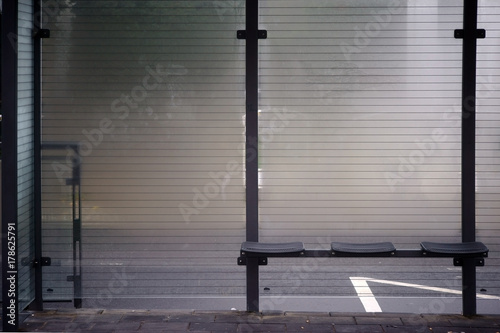 Straßenbahnhaltestelle im Nebel  / Eine von Nebel und Dunst beschlagene Scheibe eines neugebauten Glasunterstandes einer Straßenbahnhaltestelle. photo