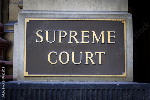Schilderij op canvas Supreme Court sign on a pillar closeup.