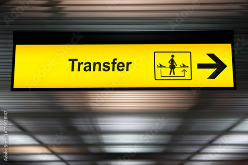 Stampa su tela sign transfer with arrow for direction for transit passenger to change air plane for destination