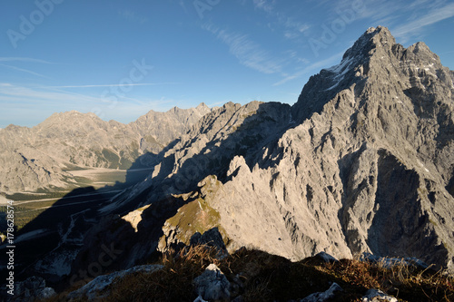 Blick fr  hmorgens vom Hirschwieskopf auf die S  dseite des Watzmann und das Wimbachgries mit Hochkalter und Hocheisspitze  Nationalpark Berchtesgaden  Bayern  Deutschland