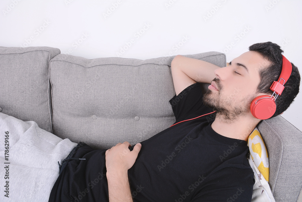 Obraz premium Man listening music on couch.