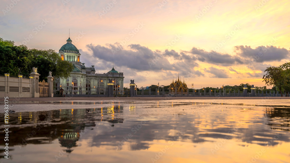 Obraz premium Bangkok City - Dusit Palace , Ananta Samakom Throne Hall in Bangkok , beautiful sunset , Landscape Thailand