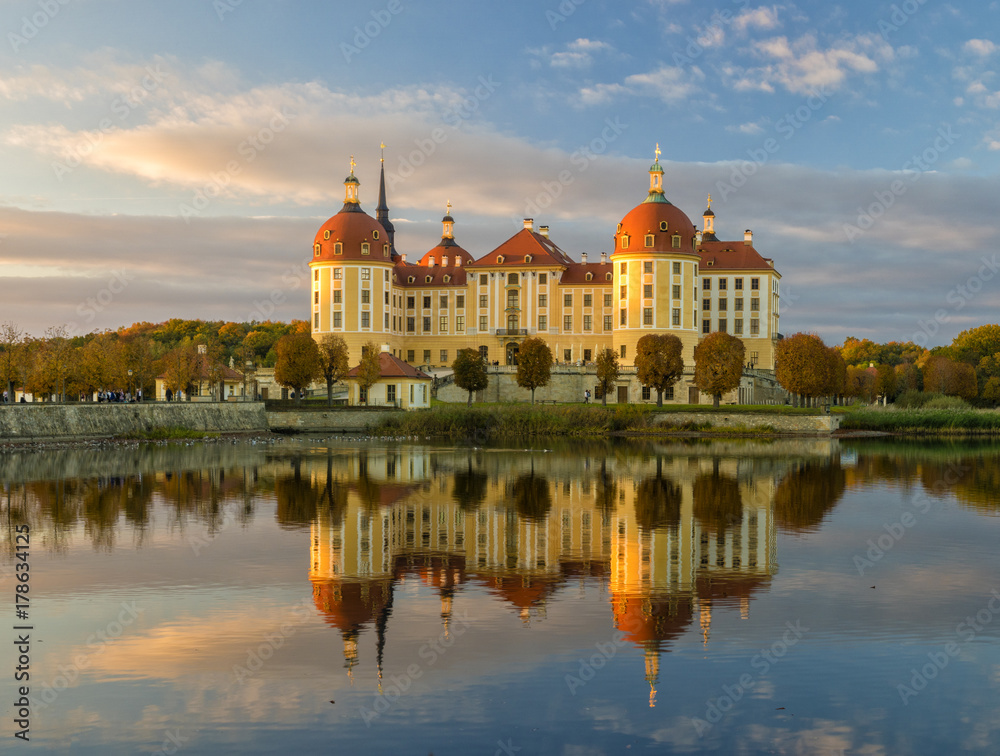 Fototapeta premium Moritzburg castle in a beautiful evening light