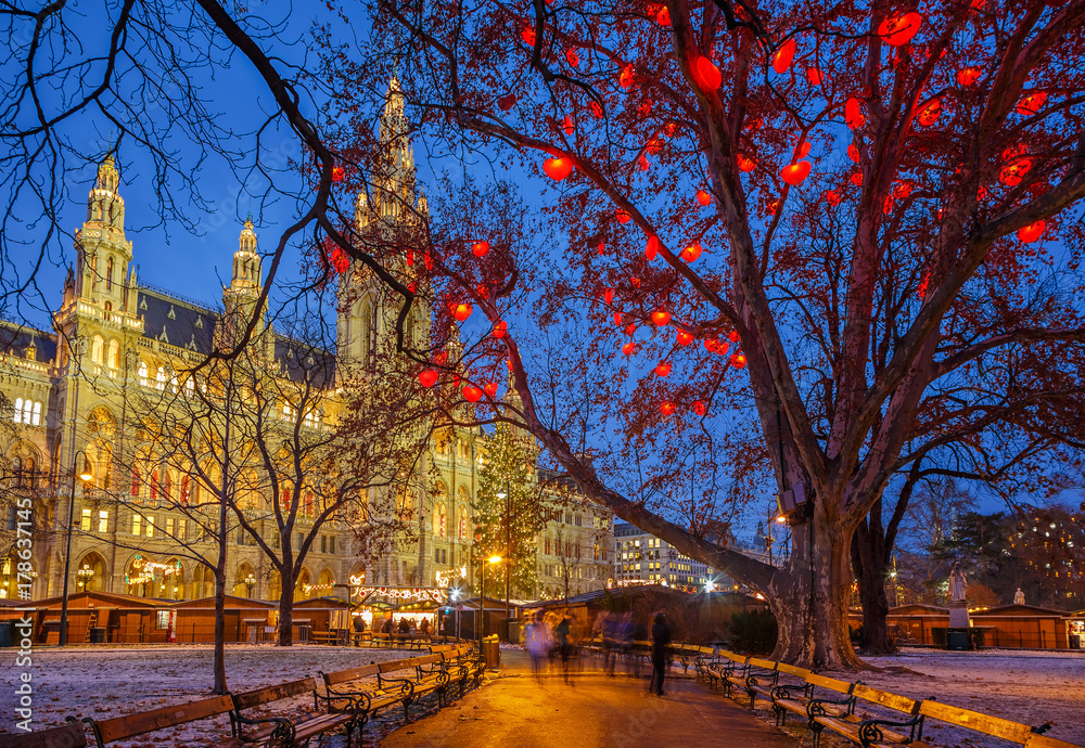 Fototapeta premium Vienna Town Hall decorated for christmas