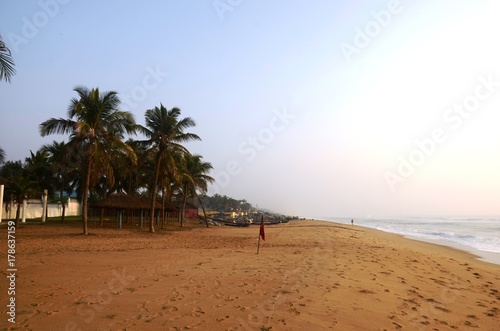 Lever de soleil sur la plage de Mah  balipuram  Tamil Nadu    Inde 