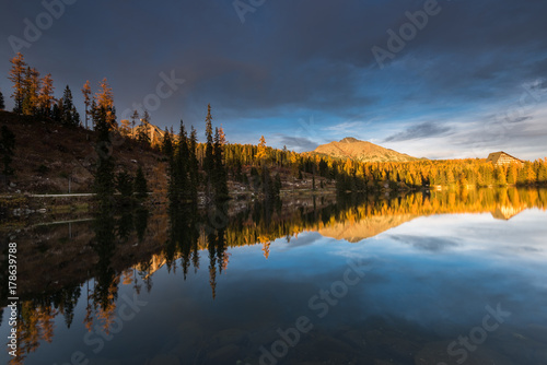 Stnning sunset last golden light over alpine lake nad peaks © marcin jucha