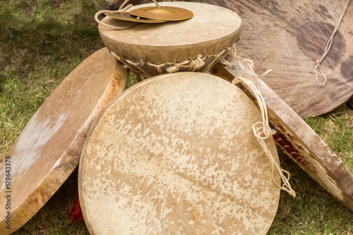 tambours indiens recouverts de peaux de chèvre  photo