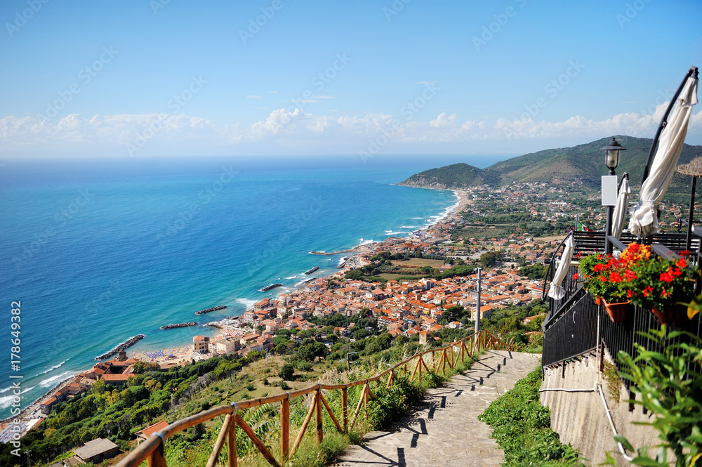 Fototapeta Castellabate, Cilento, Włochy - panoramiczny widok na miasto, wybrzeże i Morze Śródziemne
