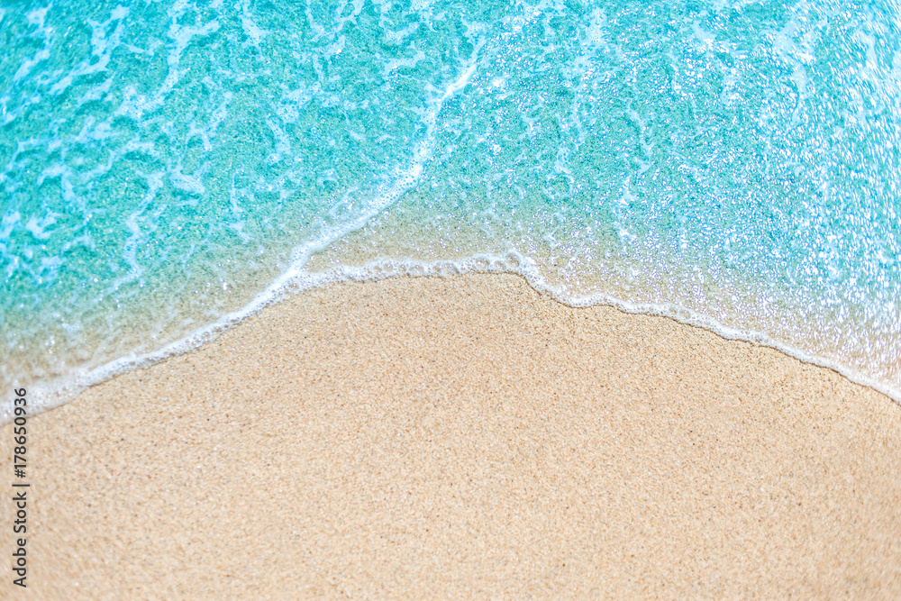 Naklejka premium Sea Beach i Soft wave błękitnego oceanu. Letni dzień i tło piaszczystej plaży.