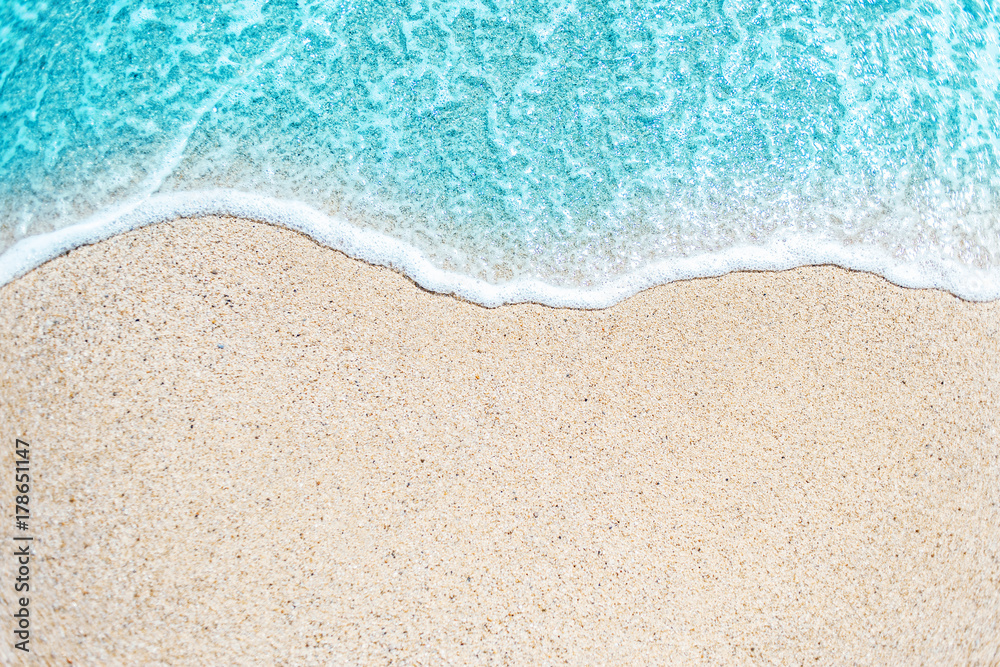 Obraz premium Sea Beach i Soft wave błękitnego oceanu. Letni dzień i tło piaszczystej plaży.
