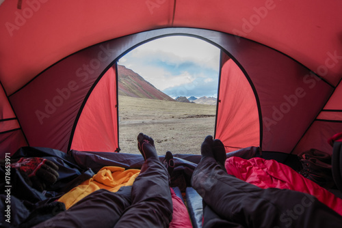 Due persone dentro la tenda, in montagna