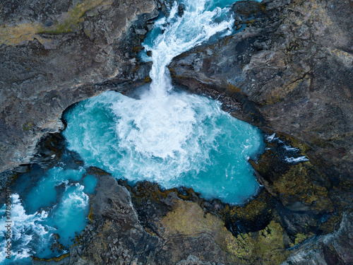 Cascata Aldeyjarfoss na Islandia. Paisagem captada por drone.