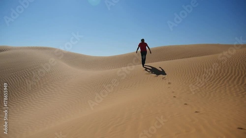 Paolo Goglio osserva una oasi nel deserto del Sahara photo