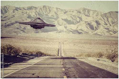 Fototapeta ufo flying over the desert