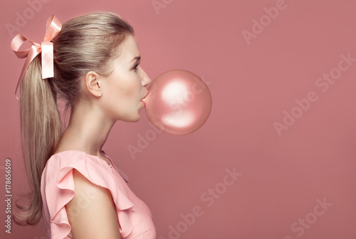 Obraz na plátne Beautiful blonde woman blowing gum