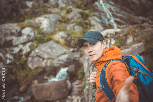 Photo of tourist man stretching hand forward