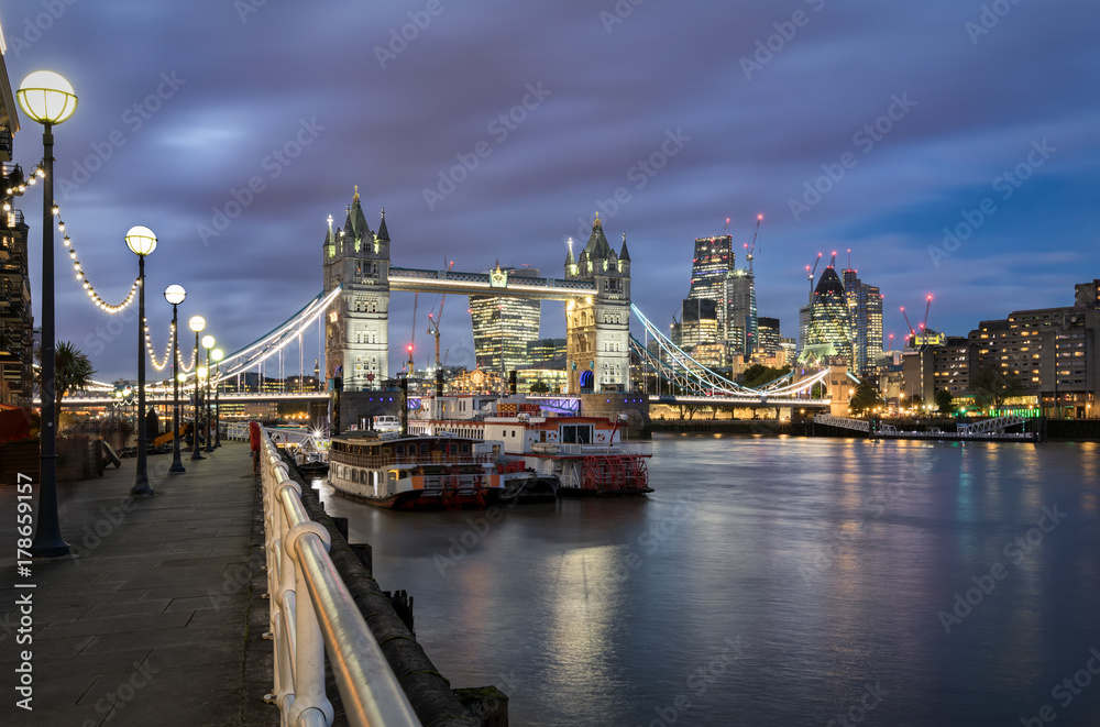 Blick auf die Tower Bridge und die City von London am Abend, Großbritannien