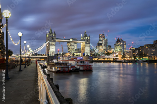 Fototapeta Naklejka Na Ścianę i Meble -  Blick auf die Tower Bridge und die City von London am Abend, Großbritannien